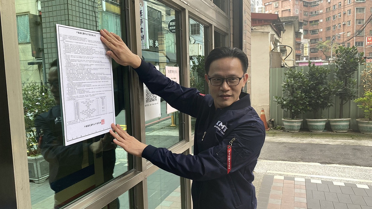國民黨板橋區黨部也遭搜索，調查局也帶有一名黨部人員以及新北國民黨部謝姓主任。對此，國民黨新北市黨部主委黃志雄認為，國民黨板橋區黨部被搜索，很明顯就是衝著罷免張宏陸而來。 圖：國民黨新北市黨部提供