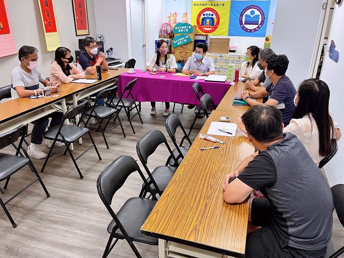 高乃芸受邀到新北市教師會，就教育政策意見交換及討論。 圖：高乃芸提供