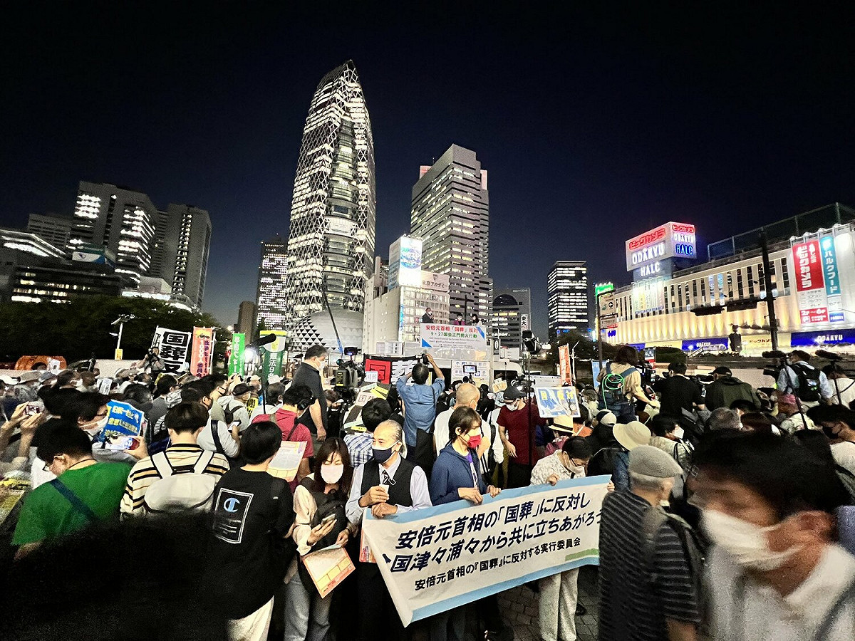 日本東京新宿站外民眾舉著「反對國葬」標語，抗議這次的安倍國葬。 圖：翻攝自推特