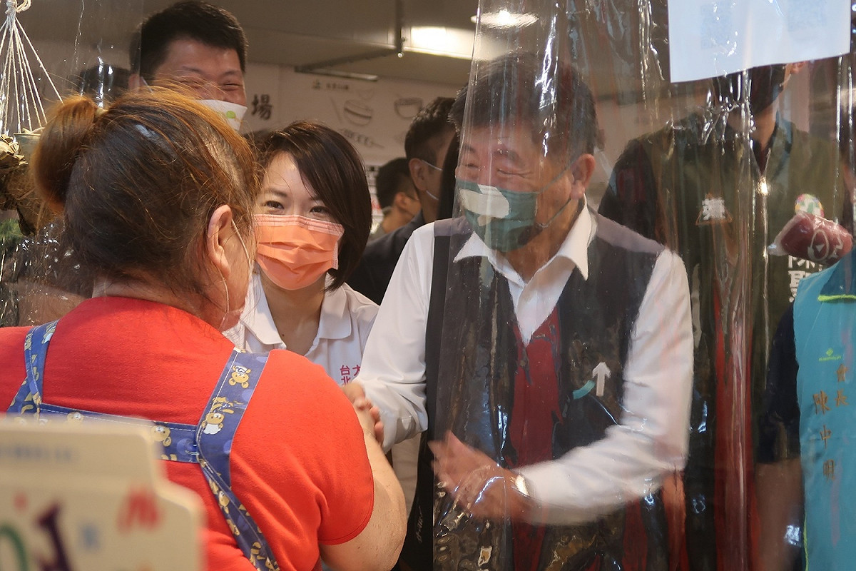 民進黨台北市長候選人陳時中27日前往成功中繼市場拜票 圖：林朝億/攝