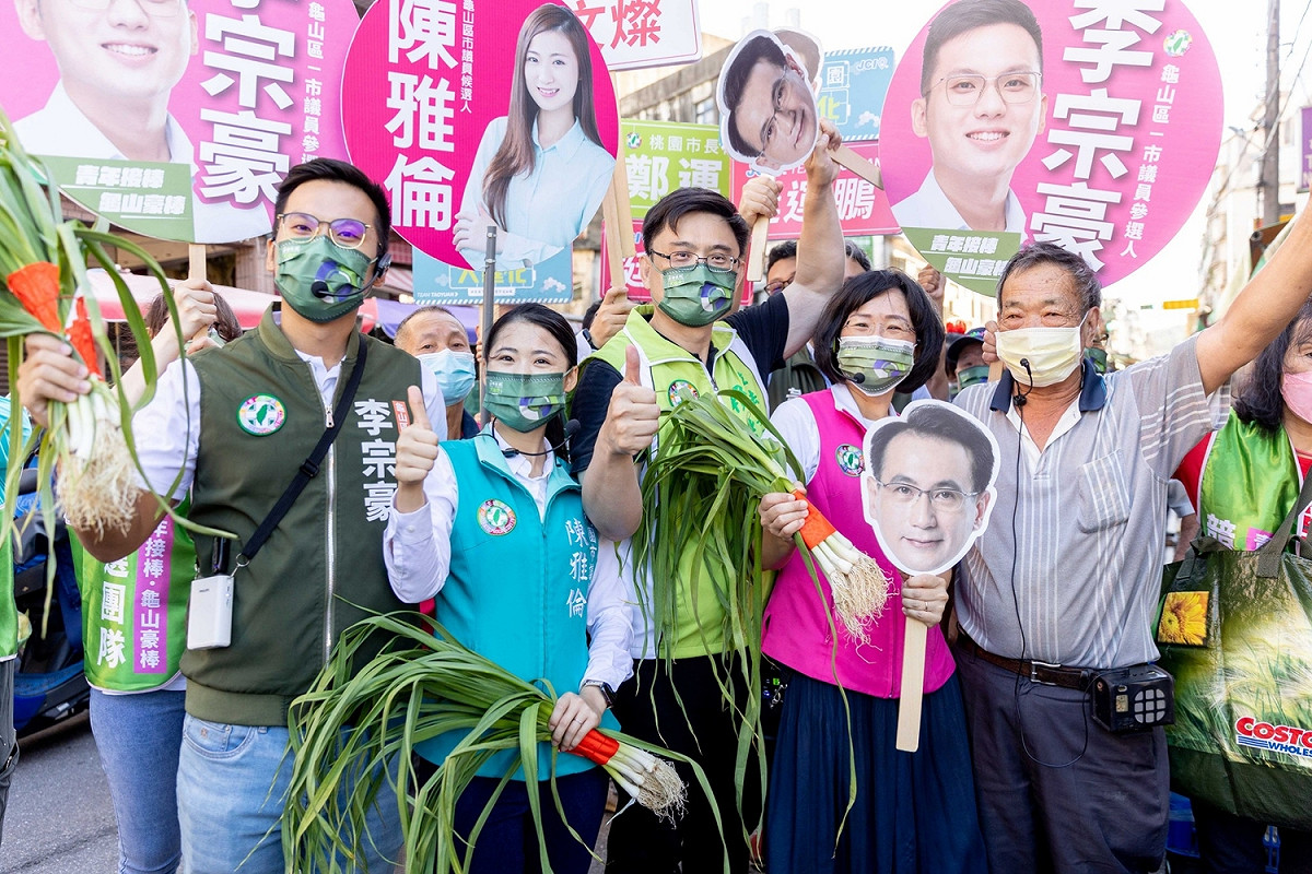 鄭運鵬確診居隔，由立委同事蘇巧慧及賴瑞隆化為分身，前往龜山市場掃街。 圖：鄭運鵬競辦／提供