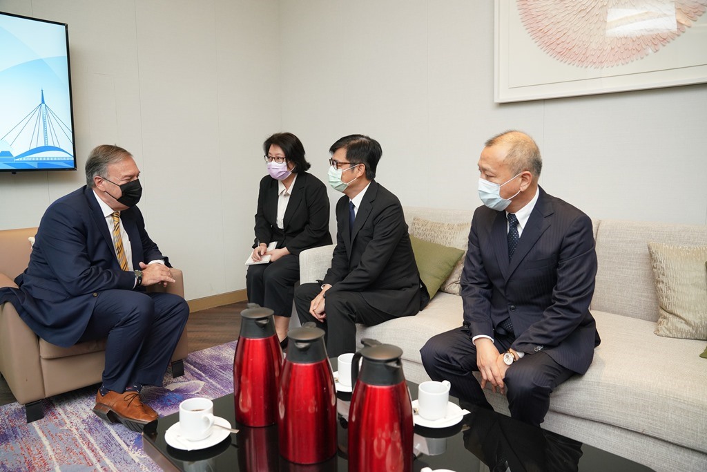 美前國務卿蓬佩奧今天上午在高雄出席「全球台商經貿論壇」前，特別撥空與高雄市長陳其邁會談10分鐘，兩人針對台海及東亞和平穩定能夠持續交換意見。 圖：高市府提供