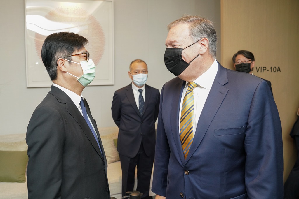 高雄市長陳其邁向美前國務卿蓬佩奧（右）說，過去高雄曾發生美麗島事件，歡迎他可以多走走看看，一定會喜歡這個熱情、友善的城市。 圖：高市府提供