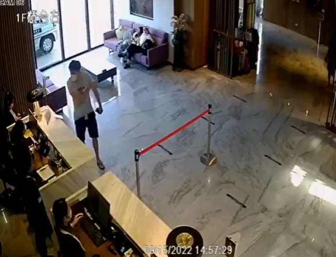 潘先生在飯店櫃台摔東西。 圖：翻攝自臉書社團/好想住飯店⭕好康.踩雷不藏私