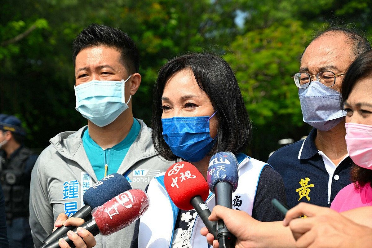 柯志恩(左二)批高市府對停電引悶不吭聲。 圖：柯志恩選辦提供（資料照）