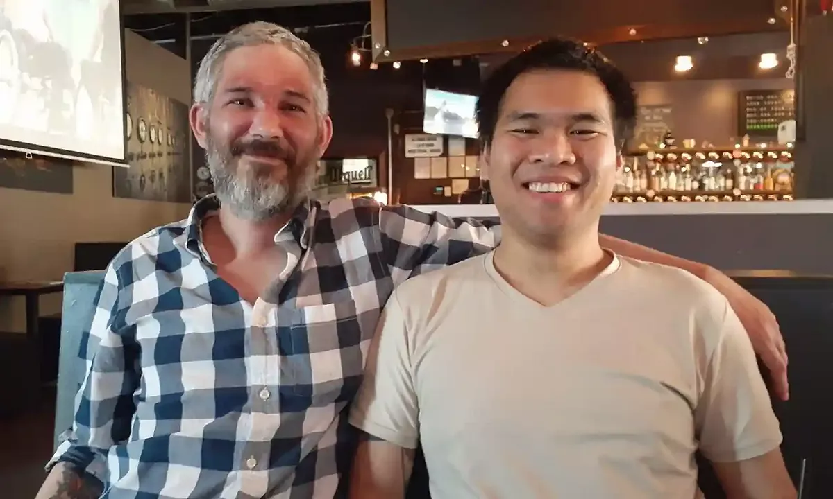 從頓內茨克監獄回到美國的黃大玉(Andy Tai Ngoc Huynh,右)和德魯克 (Alexander John-Robert Drueke,左)，回到美國後在酒吧與家人團聚。  圖:德魯克的家屬 Dianna Shaw