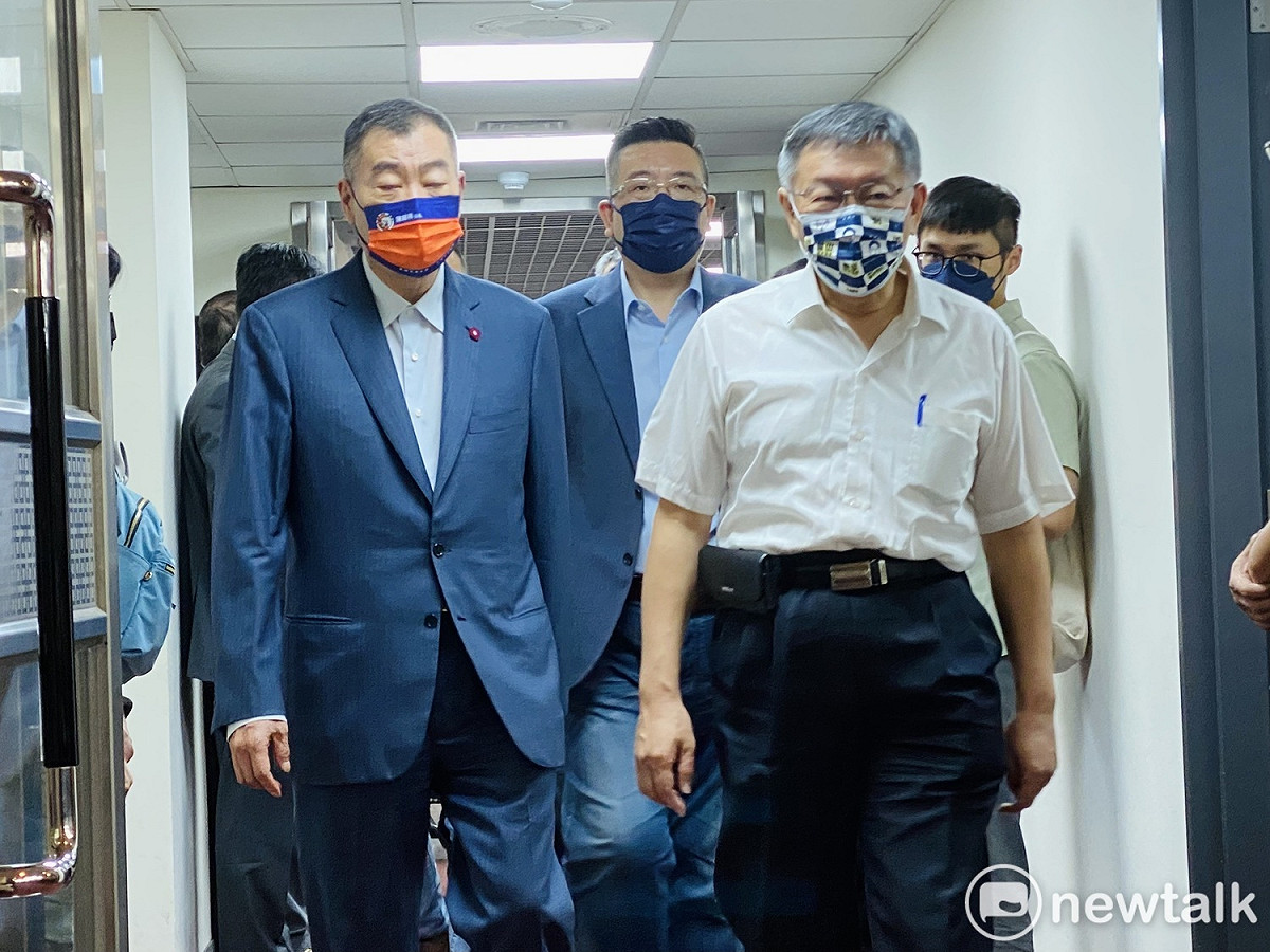 台北市長柯文哲(右)與議長陳錦祥拜訪議會各委員會。 圖：周煊惠 / 攝