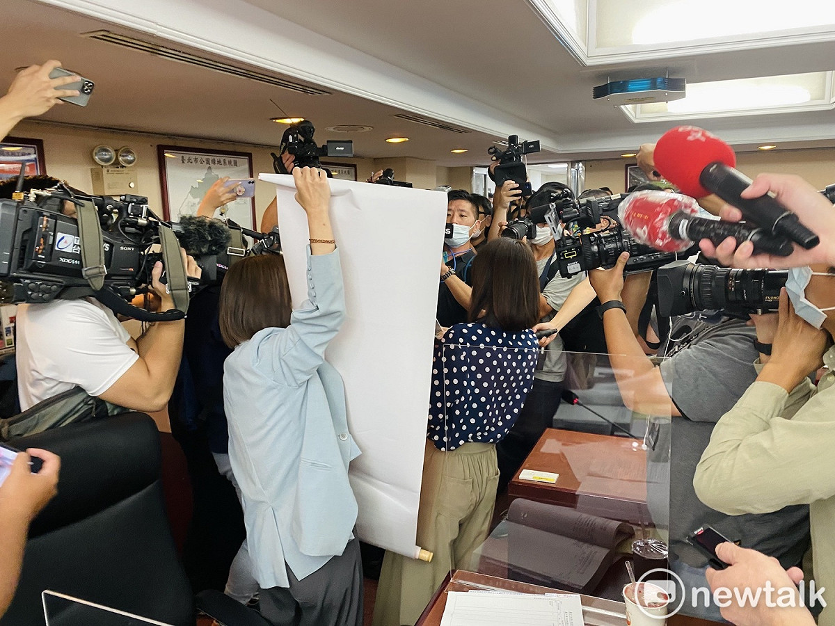 無黨籍台北市議員林穎孟當市長柯文哲面拉捲軸抗議。 圖：周煊惠 / 攝