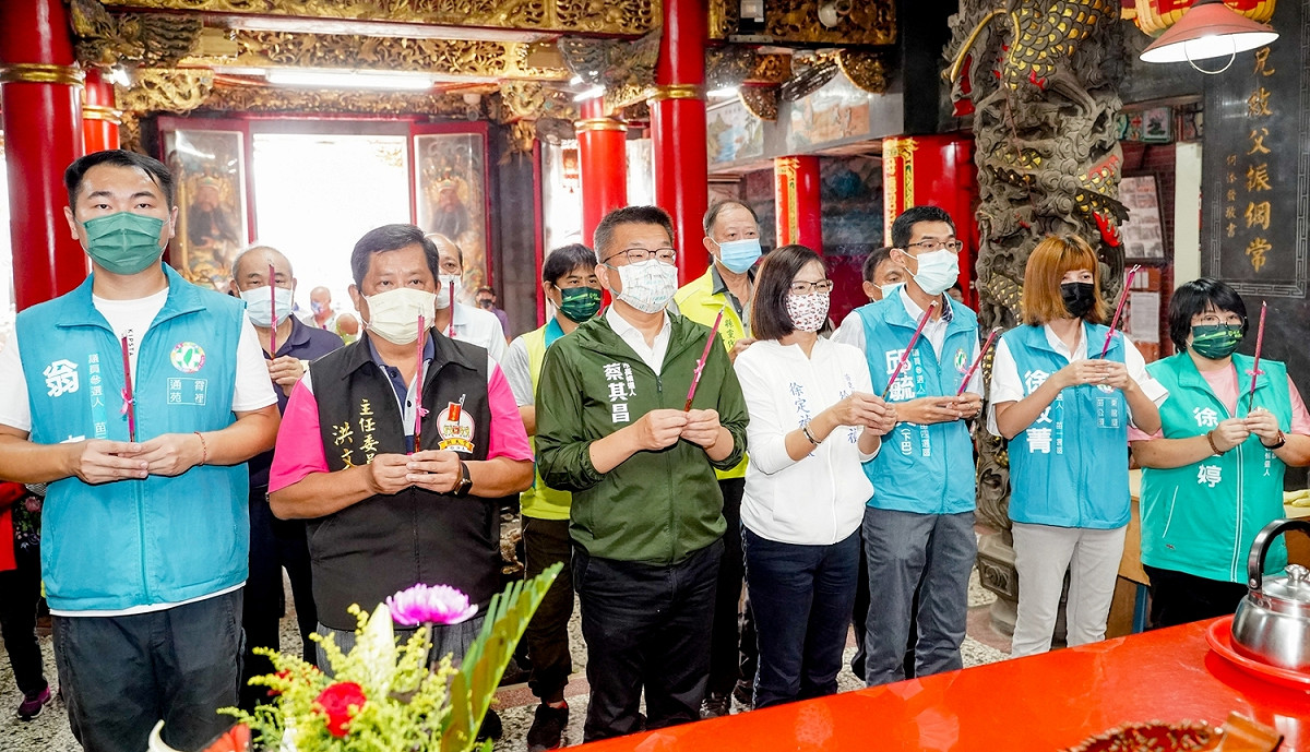 蔡其昌率各候選人到白沙屯拱天宮參拜。 蔡其昌競選總部/提供