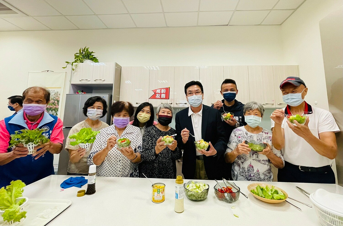 長輩與劉和然分享手做健康沙拉。 圖：新北市衛生局提供