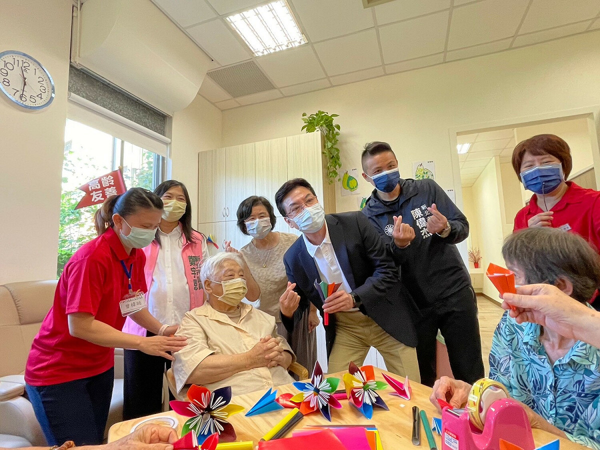 劉和然與長輩互動和樂融融。 圖：新北市衛生局提供