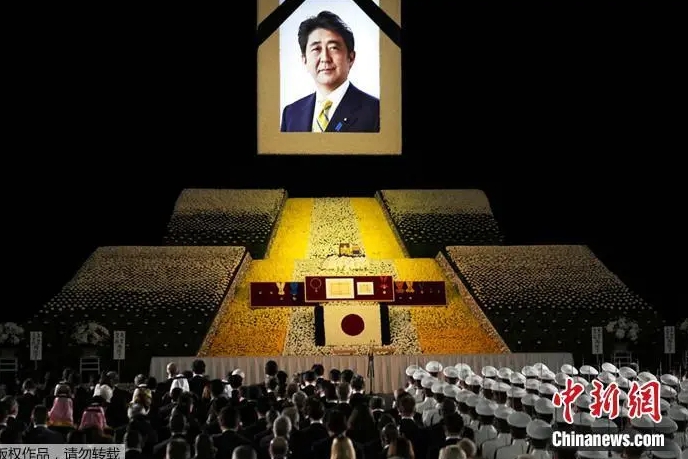 安倍國葬儀式中，採用了他生前最喜歡的富士山造型。 圖 : 翻攝自中新網