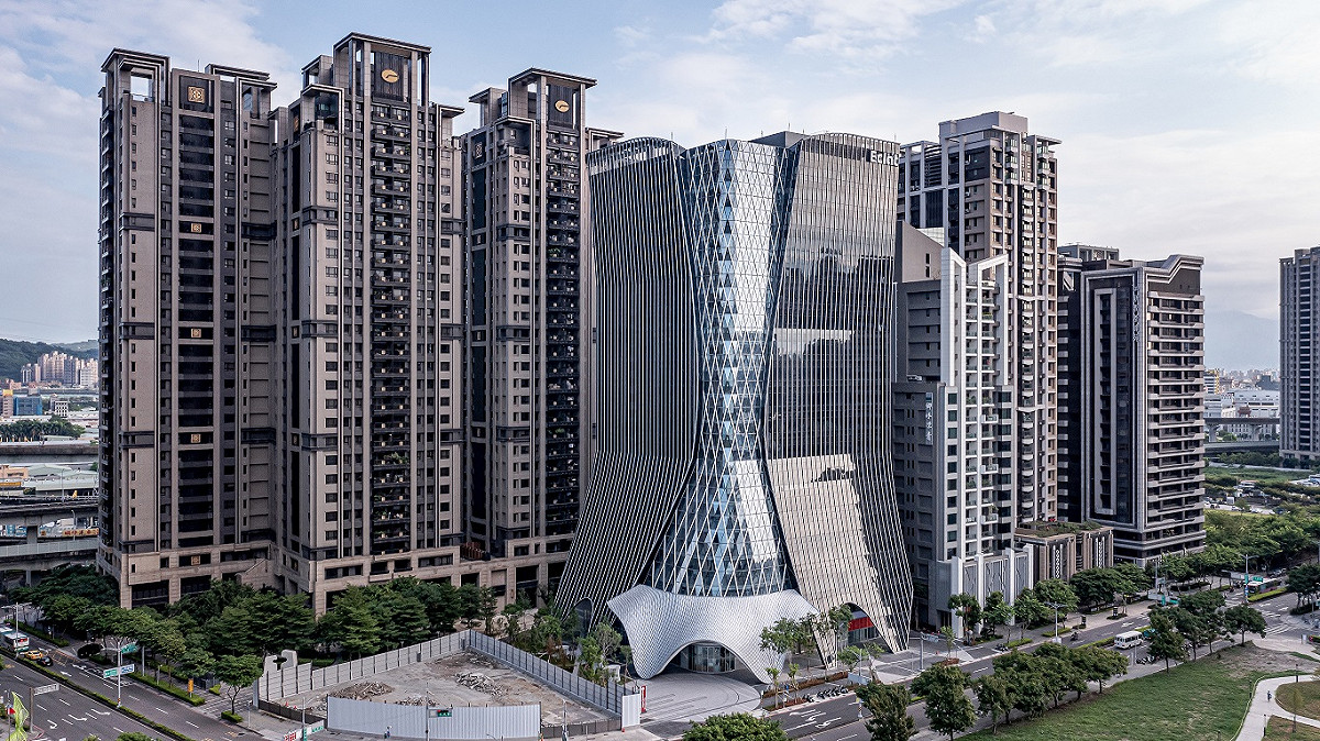全球機能服飾龍頭儒鴻企業斥資64億元，打造地下4層樓、地上19層樓的企業總部，今(27)日辦理啟用典禮。 圖：原間攝影工作室提供