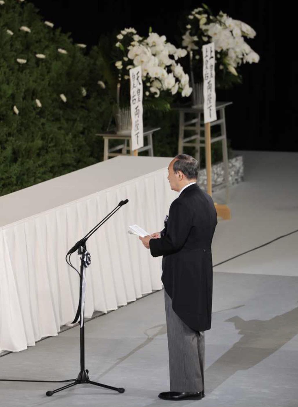 日本前首相菅義偉作為友人代表出席安倍晉三的國葬。 圖:翻攝自矢板明夫臉書