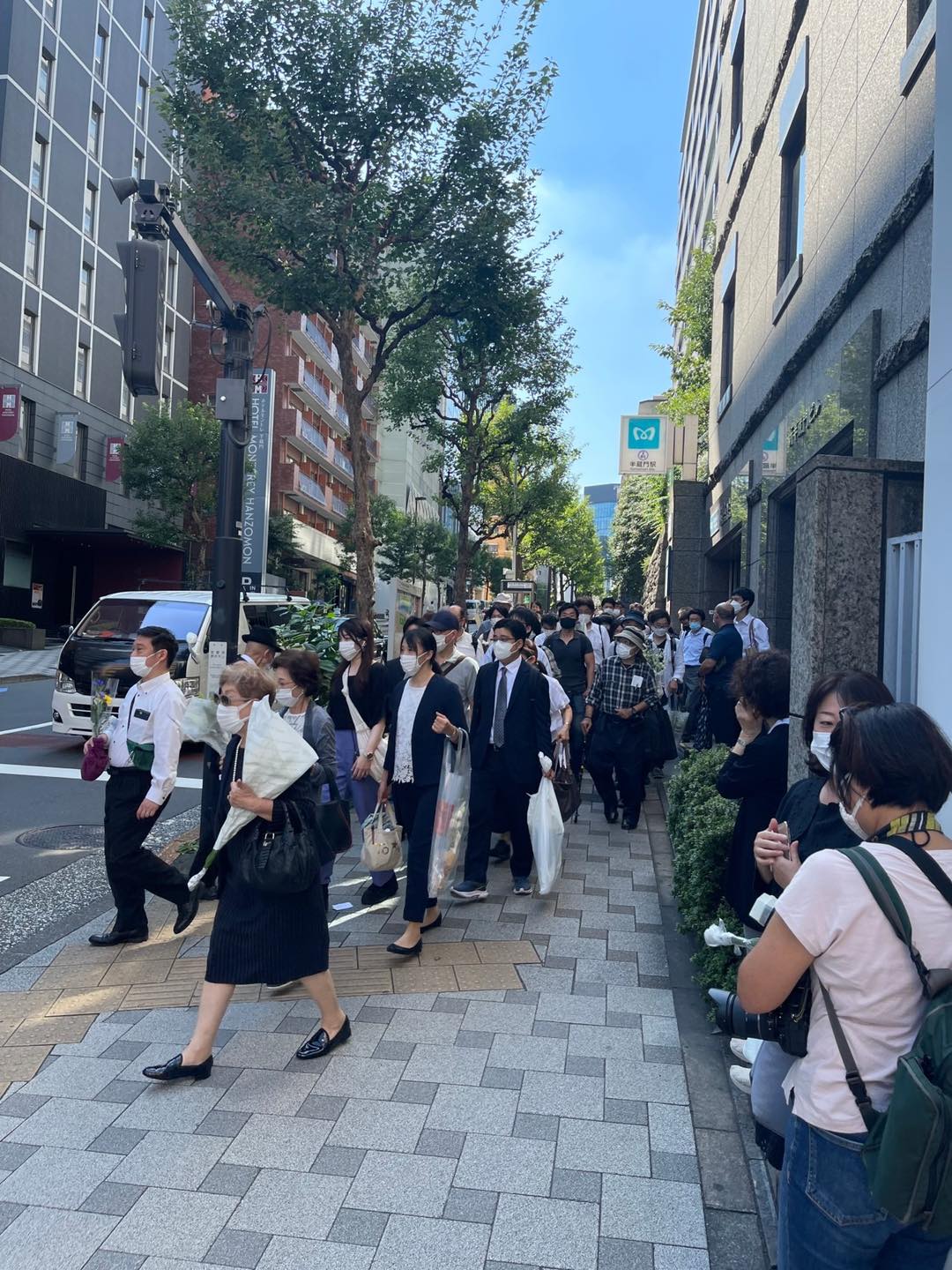 街上滿滿都是要向安倍獻花的一般民眾。 圖:翻攝自矢板明夫臉書