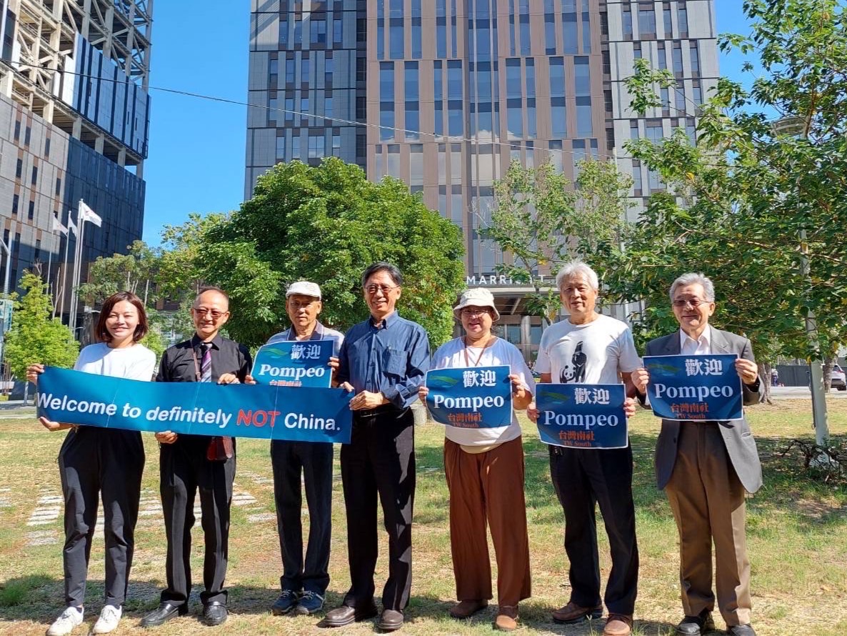 湯詠瑜(左一)參與台灣南社「歡迎Pompeo早餐會行動」。 圖：湯詠瑜提供