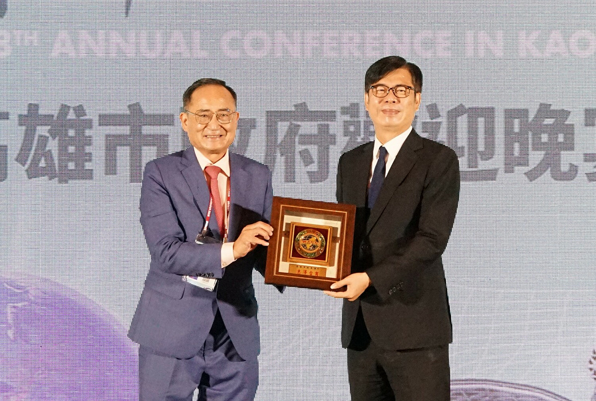 王德(左)致贈陳其邁感謝牌。 圖：圖：高雄市政府提供