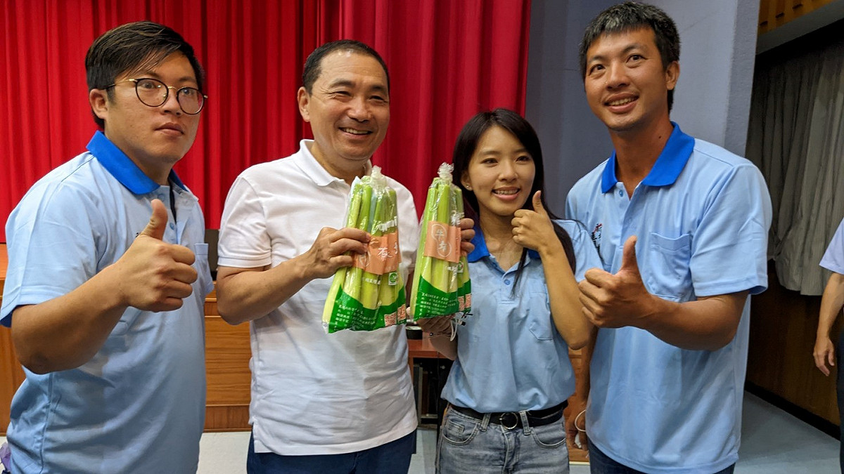 現任淡水牛埔有機農場會長盧苡甄（右二）、淡水樹林口農場許元耀（左一）及三芝豪米好菜副會長蔡豪仲（右一），是聯誼會平均年齡最年輕的一屆。 圖：新北市農業局提供