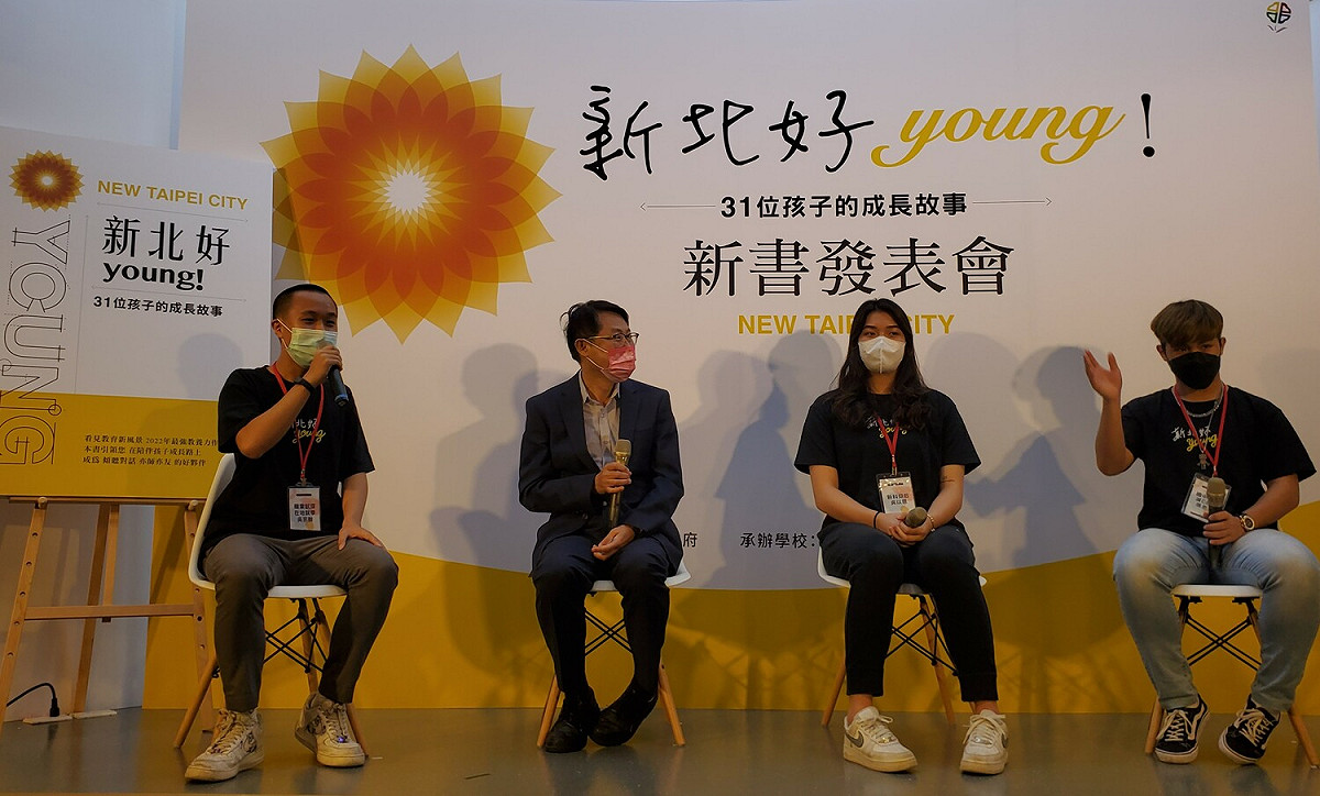 陳純敬（左2）與學生吳宗翰（左1）、吳以恩（左3）、張恩齊（左4）座談。 圖：新北市教育局提供