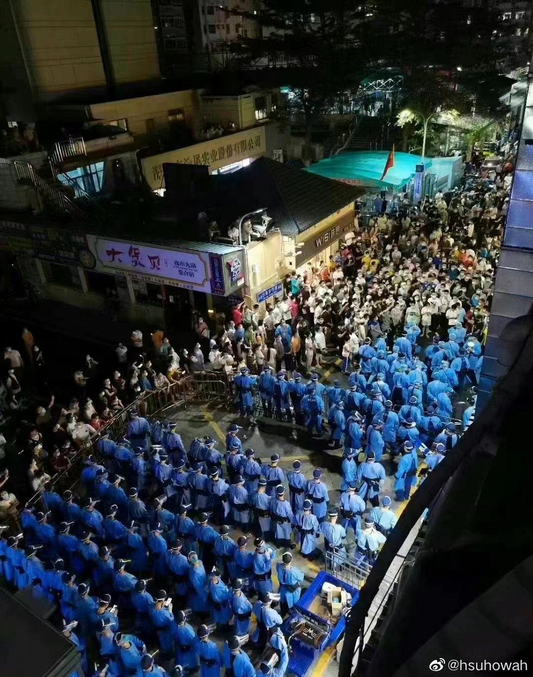 中國深圳沙尾村在當局宣佈封控後引爆民怨，人民上街要求「解封」。 圖：翻攝自推特