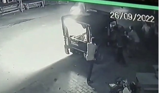 印度低種姓學生遭教師毆打致死，數名抗議男子企圖燒警車，並向警方投擲石塊。 圖 : 翻攝自影片畫面