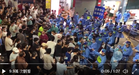 中國深圳沙尾村在當局宣佈封控後引爆民怨，人民上街要求「解封」。 圖：翻攝自推特