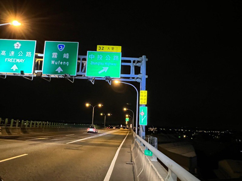 科技執法將在10月1日起正式啟用，跨越槽化線、大車占用內側車道等違規行為將開罰。 圖：台中市警局交通大隊/提供