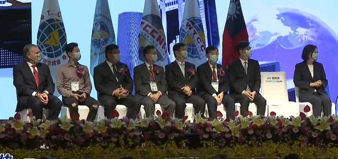 蓬佩奧與蔡總統中間隔了六個人。 圖：孫家銘攝