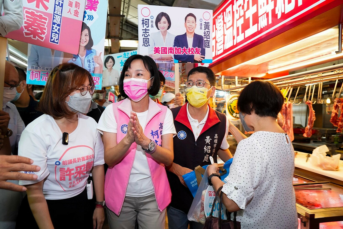柯志恩(左二)為陳若翠緩頰。 圖：柯志恩選辦提供
