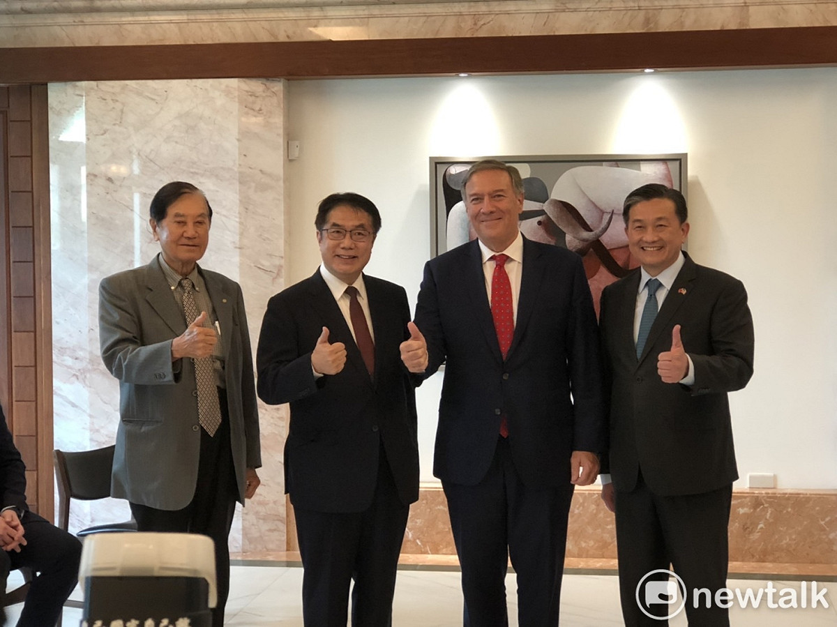 台南市長黃偉哲（左2）、立委王定宇（右1）、前外交部長陳唐山（左1）等人與蓬佩奧（右2）會面，歡迎蓬佩奧到訪台南。 圖：黃博郎／攝