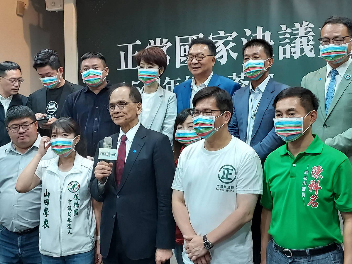 林佳龍(右二)下午出席正國會活動時接受媒體訪問。 圖:陳佩君/攝