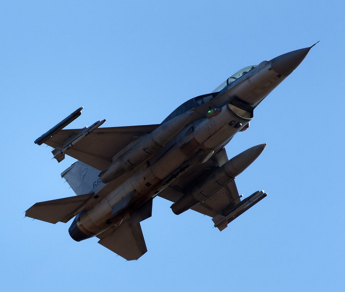 新加坡航空28日凌晨遭炸彈恐嚇，星國空軍緊急出動F-16戰機升空護航。 圖：翻攝 @airman941推特(資料照片)