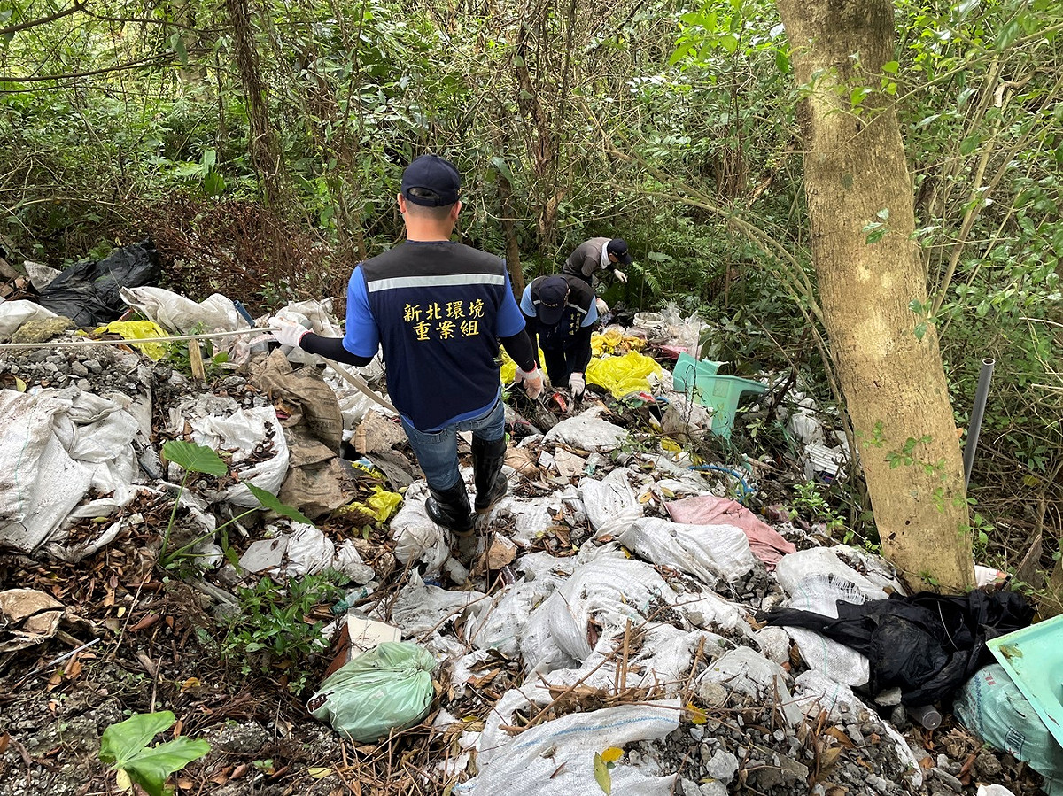 新北環境稽查重案組於山谷破獲非法棄置案件。 圖：新北市環保局提供