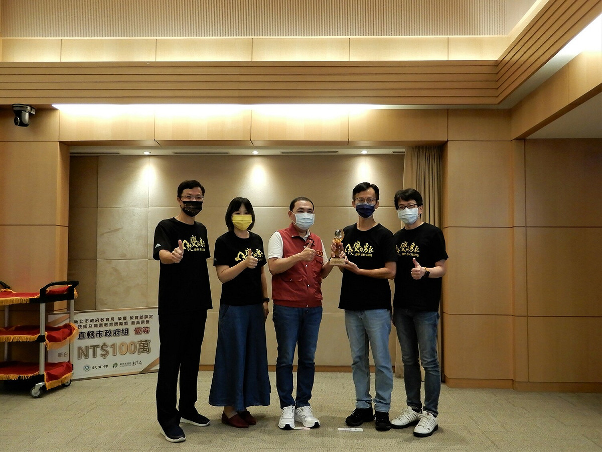 新北市「五股垃圾山環境整頓計畫」榮獲「金環獎」，由環保局長程大維（右1）率簡任技正許銘志（右2）與城鄉局長黃國峰（左1）率副總工程司陳柏君（左2）代表於市政會議獻獎予侯友宜（中）。 圖：新北市環保局提供