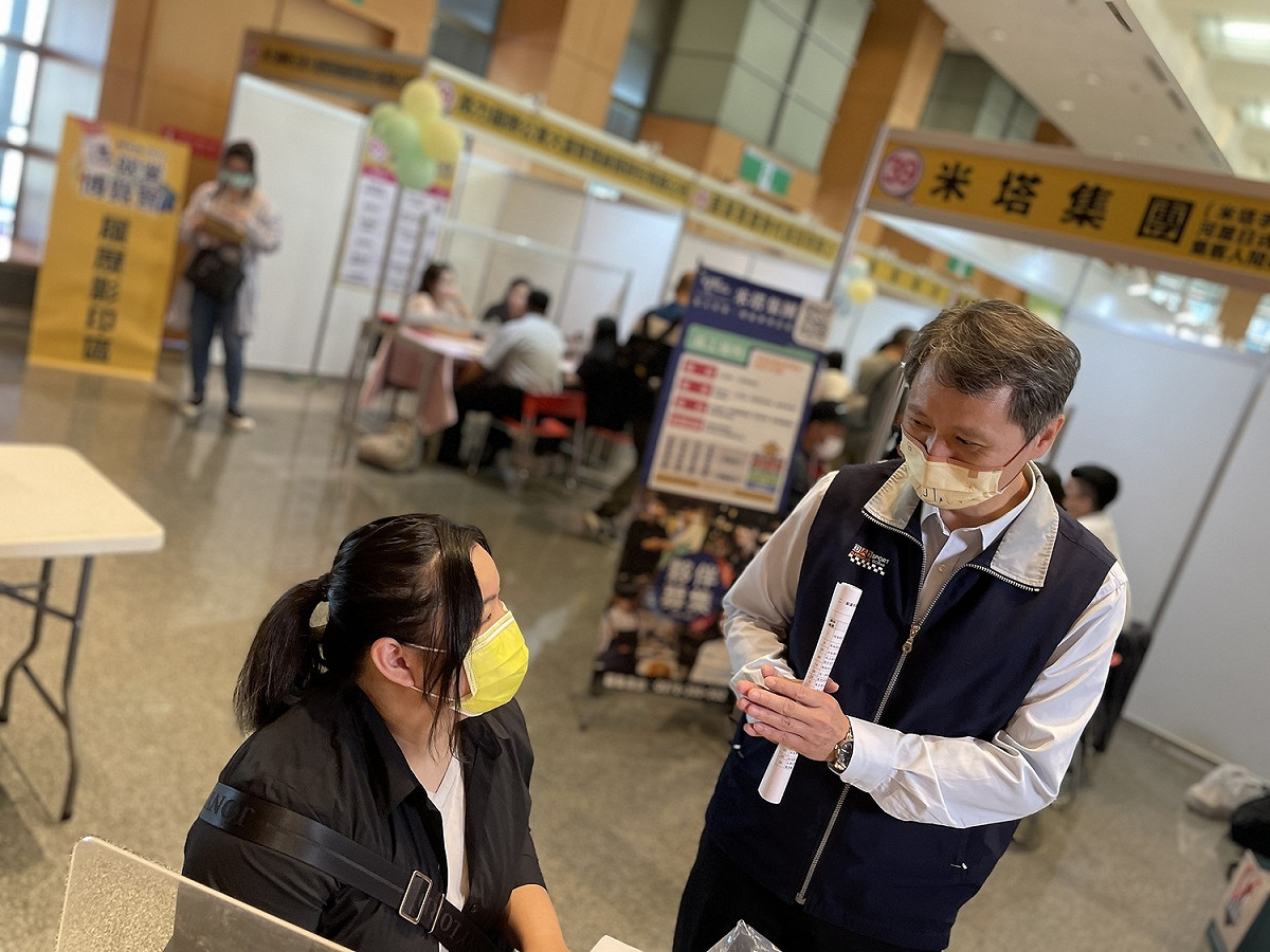 勞工局長陳瑞嘉到現場為求職民眾加油打氣。 圖：新北市就服處提供