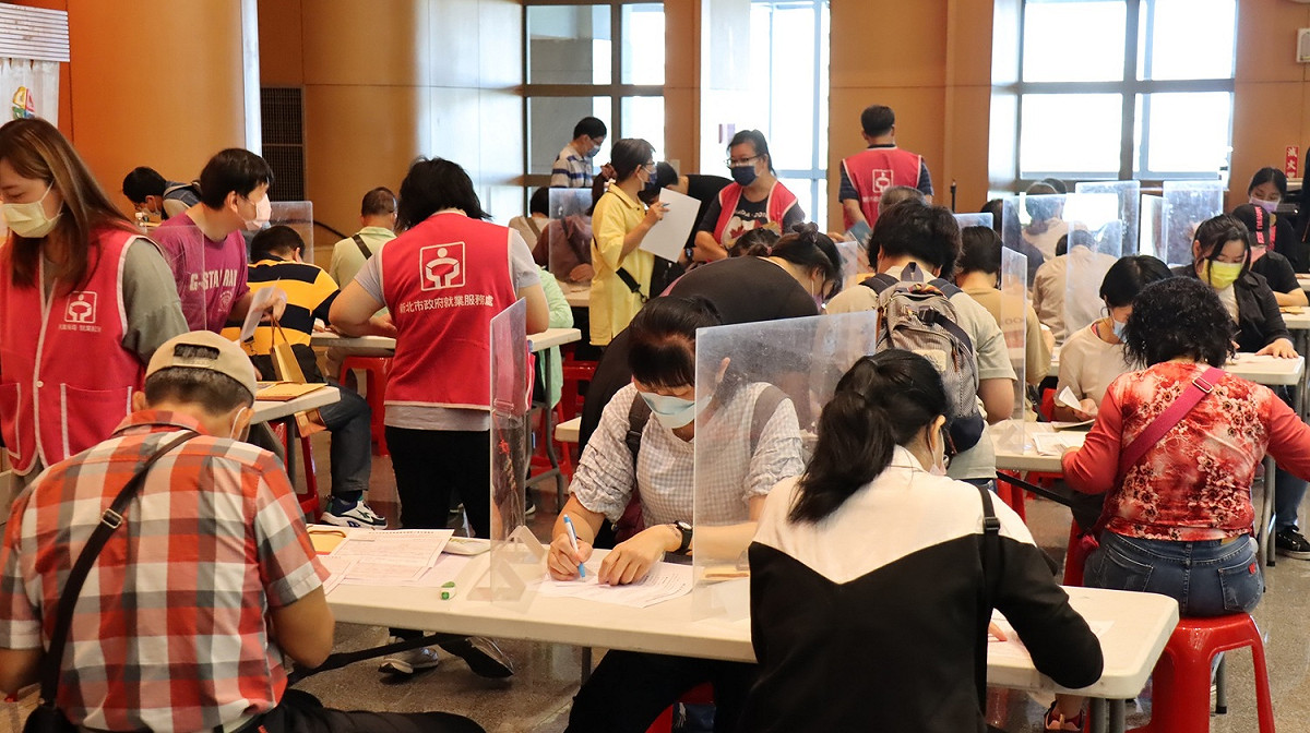 履歷填寫區人潮爆滿。 圖：新北市就服處提供