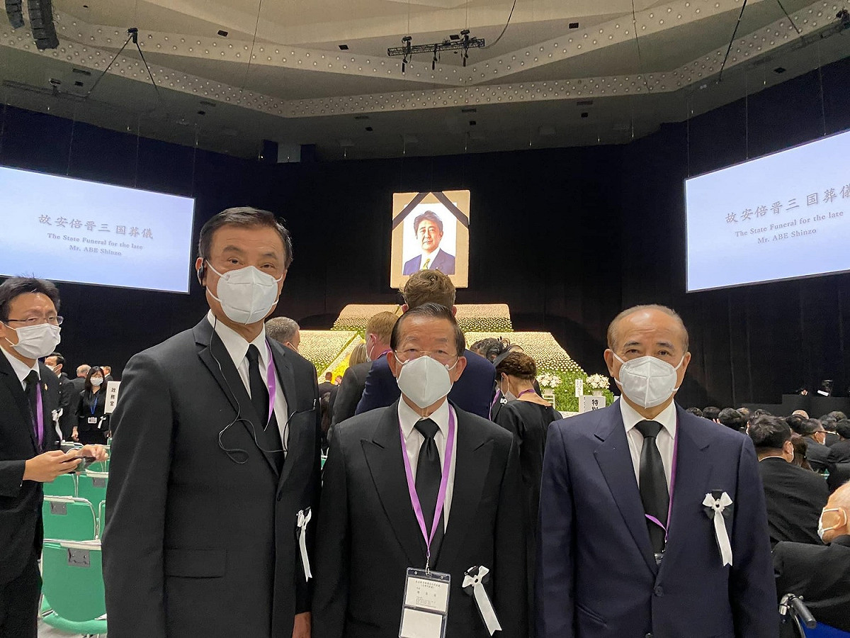 台日關係協會會長蘇嘉全、前立法院長王金平和駐日代表謝長廷組成台灣代表團，在安倍國葬獻花。 圖：翻攝自謝長廷臉書