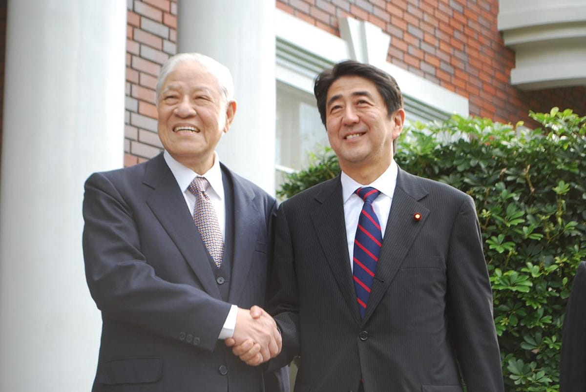 日本資深媒體人矢板明夫在臉書PO出李前總統與前首相安倍合影照片。 圖：翻攝矢板明夫俱樂部 Yaita Akio臉書