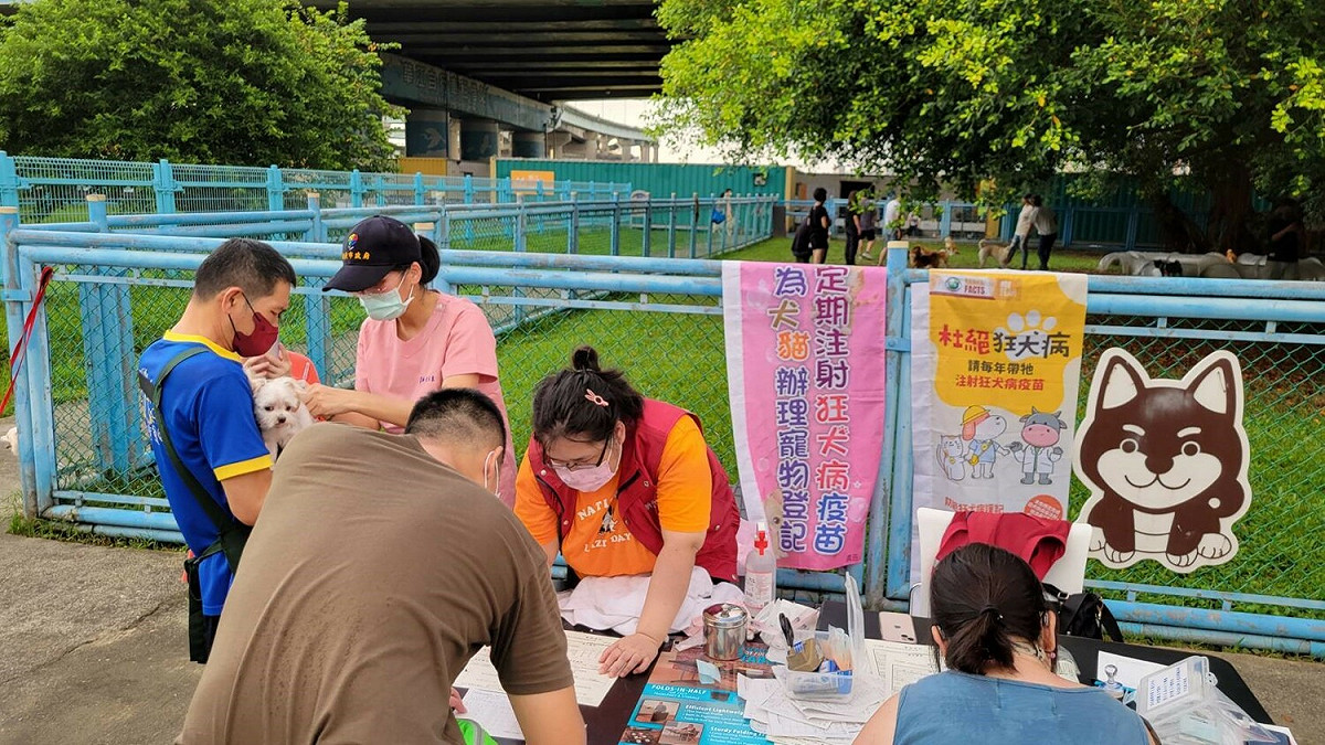 111年板橋區寵物公園巡迴注射。 圖：新北市動保處提供