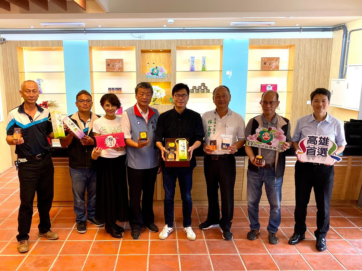陳其邁(右四)是最有行銷手法的市長。 圖：民進黨高雄市黨部提供