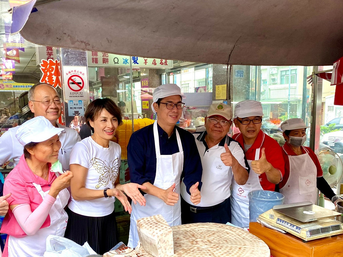陳其邁(中)最佳名產代言人。 圖：民進黨高雄市黨部提供