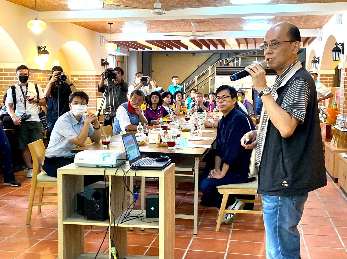 陳其邁(右二)關心大旗美產銷情形。 圖：民進黨高雄市黨部提供