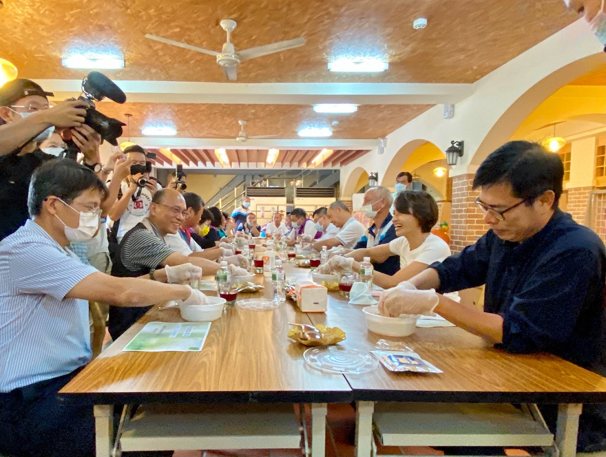 陳其邁(右一)參與特產手作。 圖：民進黨高雄市黨部提供