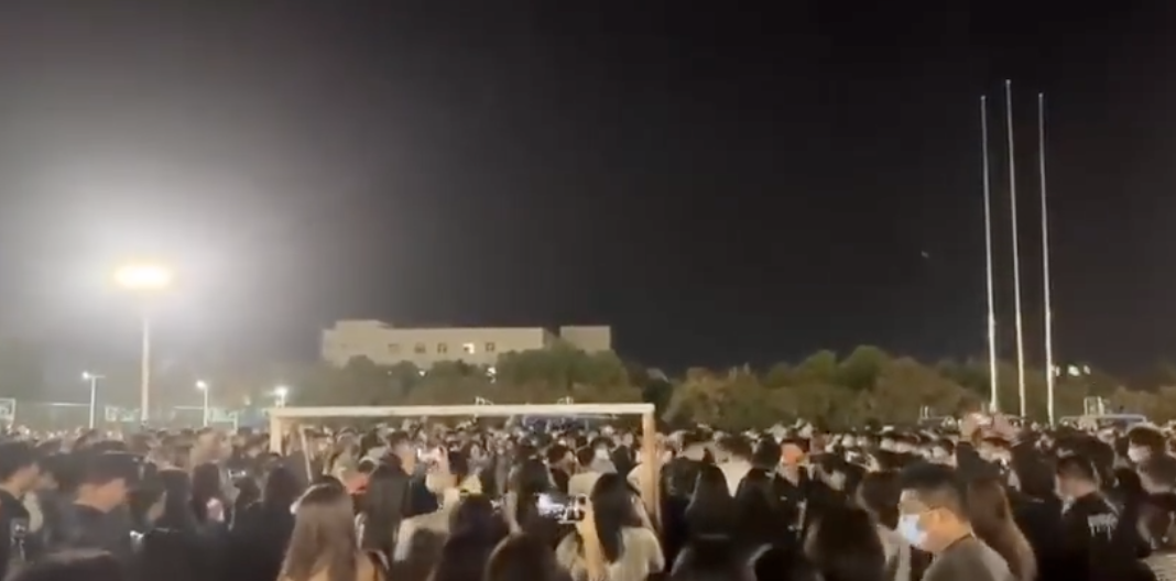 鄭州多所大學傳學生集體抗議事件，要求校方開放校園。 圖：翻攝自推特影片