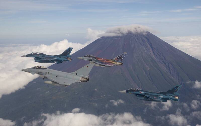 日、德戰機編隊飛過富士山。 圖: 擷取自日本航空自衛隊推特