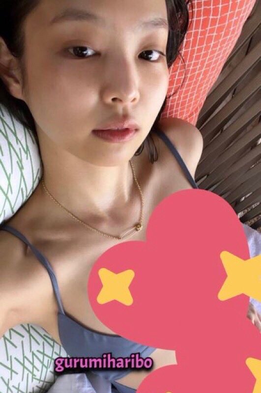 此次外流中，連和好友出遊的比基尼自拍都被曝光。 圖：翻攝自推特