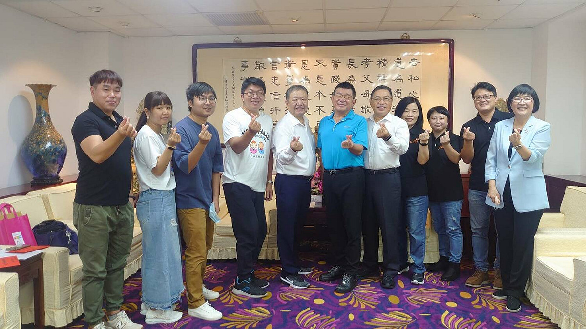 新北市議會議長蔣根煌(左五)、副議長陳鴻源(右六)、秘書長陳王正源(右五)及社會局長張錦麗(右一)與各社福單位代表合影。 圖：新北市議會提供