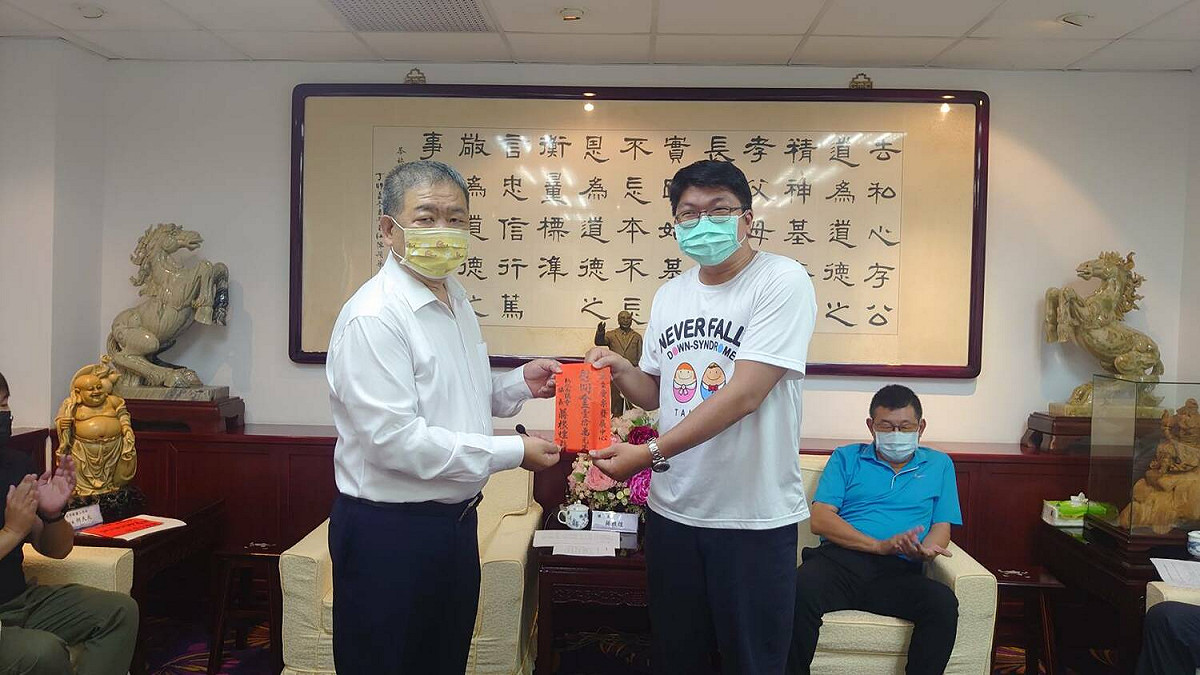 新北市議長蔣根煌（左）致贈慰問金予新北市愛樂發展中心。 圖：新北市議會提供
