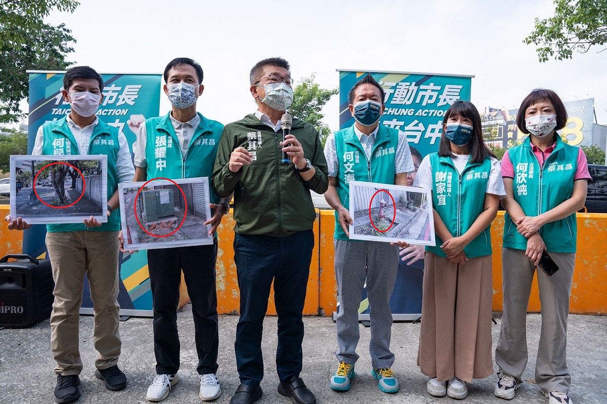 台中市的人行道普遍可看到行道樹、電箱及消防栓擋道，被稱為人行道的「三寶」。  蔡其昌競選總部/提供