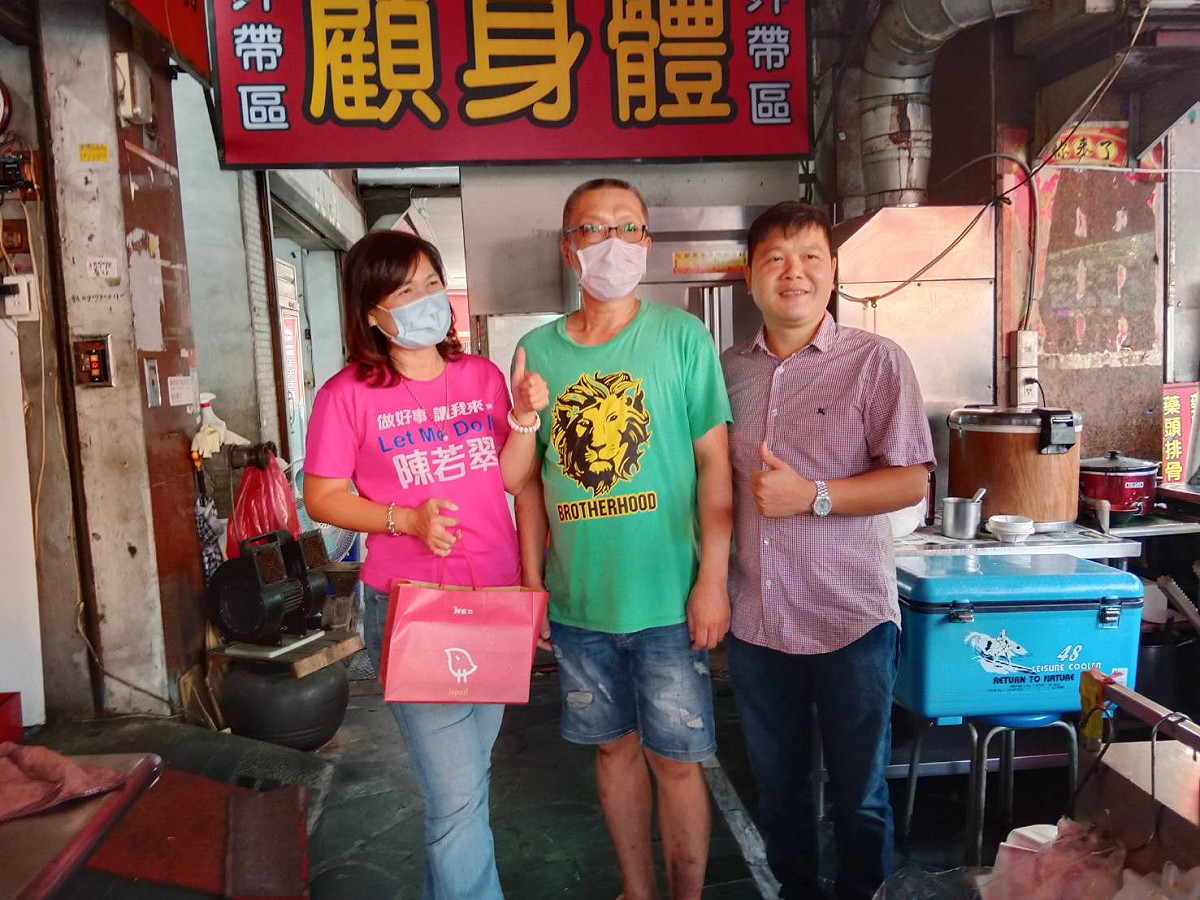 陳若翠(左)向「顧身體」老闆(中)致歉取得諒解。 圖：陳若翠競選總部提供